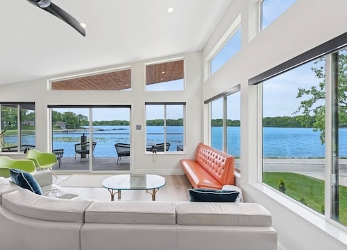 New! Modern lakeside retreat-hot tub-trails-kayak