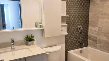 Douche, sĂšche-cheveux, serviettes fournies, savon