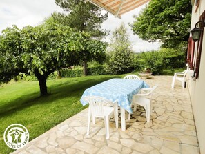 Outdoor dining - Gîtes de France® - 46G1311 (CAPDENAC)