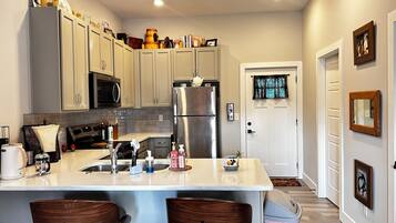 Mikrovågsugn, ugn, spishäll och diskmaskin