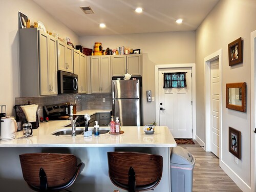 Modern Midtown Studio w/ Balcony & Gated Parking