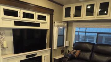 Smart TV, fireplace, DVD player, stereo