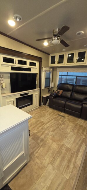 Smart-TV, Kamin, DVD-Player, Stereoanlage