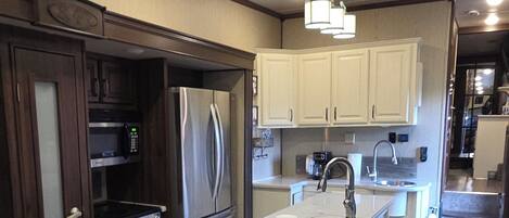 Een koelkast, een microgolfoven, een oven, een kookplaat