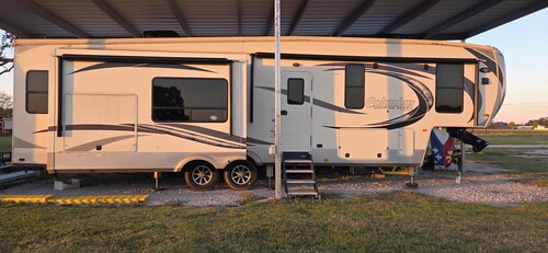 Escape to a luxury 1BR/1BA 5th wheel. Full indoor/outdoor kitchen, & LOTS more!