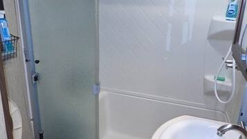 Haartrockner, Handtücher, Seife, Toilettenpapier