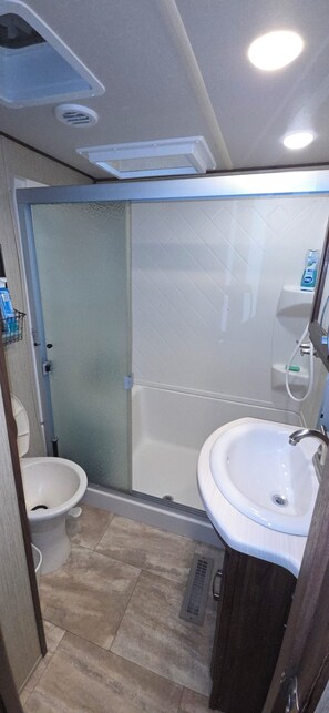 Haartrockner, Handtücher, Seife, Toilettenpapier