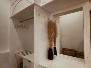 Regadera, secadora de cabello, toallas, jabón 
