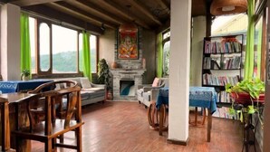 A cozy living room with a fireplace, wooden furniture, and a bookshelf. - Tengchong Tangxi Homestay (Tengchong)