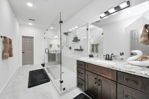 Douche, serviettes fournies, savon, papier toilette