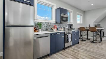 Geladeira, micro-ondas, fogão, cooktop