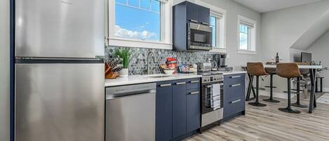 Kylskåp, mikrovågsugn, ugn och spishäll