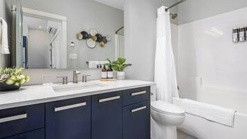 Secador de cabelo, toalhas de banho, sabonete, shampoo