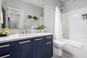 Haartrockner, Handtücher, Seife, Shampoo