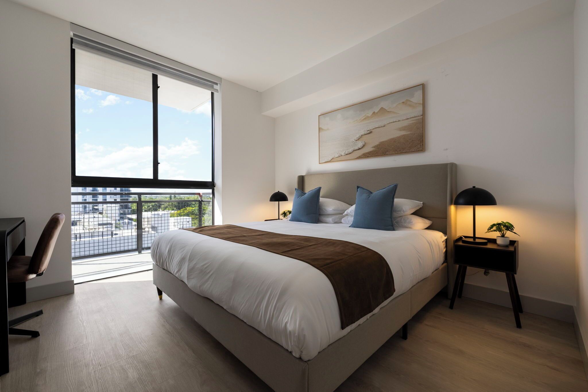 3 habitaciones, escritorio y tabla de planchar con plancha 