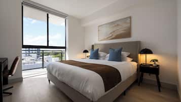 3 habitaciones, escritorio y tabla de planchar con plancha