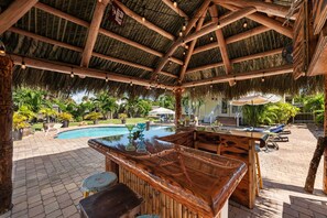 Outdoor dining - Poolside Paradise in Cocoa Beach 🌴 Sparkling Pool, Tiki Bar & Private Backyard! (Cocoa Beach)