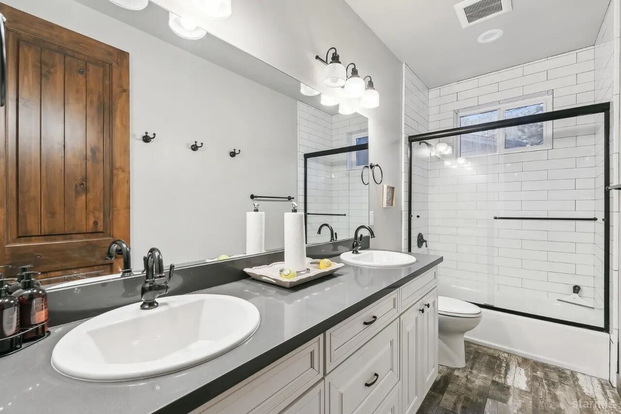 Douche, baignoire à jets, serviettes fournies, papier toilette