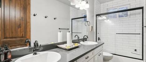 Douche, baignoire à jets, serviettes fournies, papier toilette