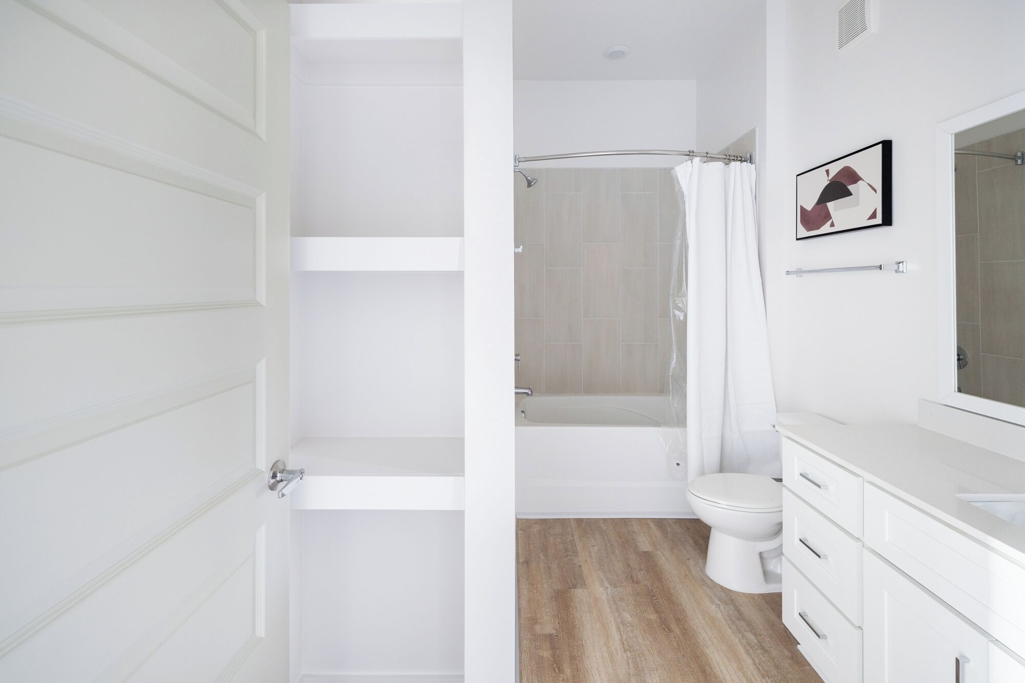 Une salle de bain moderne équipée d’une douche, de toilettes et d’un meuble-lavabo.