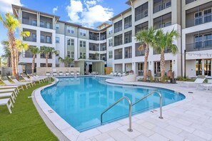 Una piscina al aire libre, tumbonas
