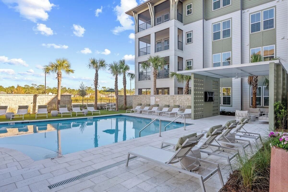 Piscina externa, espreguiçadeiras