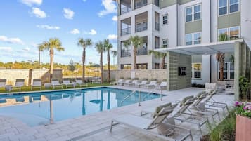 Piscina externa, espreguiçadeiras