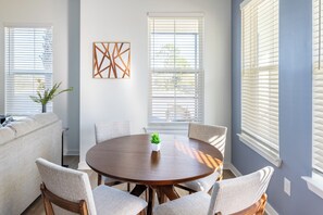 Apartamento (3 Bedrooms) | Comedor