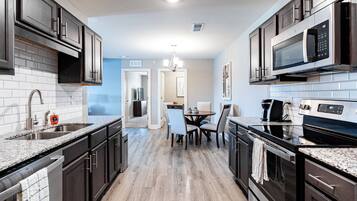 Leilighet (3 Bedrooms) | Eget kjøkken | Kjøleskap og kaffetrakter/tekoker