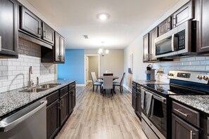 Apartment (2 Bedrooms) | Esszimmer