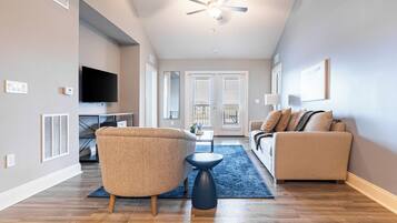 Leilighet (2 Bedrooms) | Oppholdsrom | En 50-tommers TV med digitale kanaler