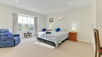 6 bedrooms, iron/ironing board, Internet, bed sheets