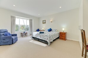 6 bedrooms, iron/ironing board, internet, bed sheets - St Joseph's By The Sea, Williamstown (Williamstown)