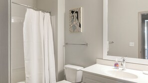アパートメント (1 Bedroom) | バスルーム | 深めの浴槽、バスアメニティ (無料)、ヘアドライヤー、タオル