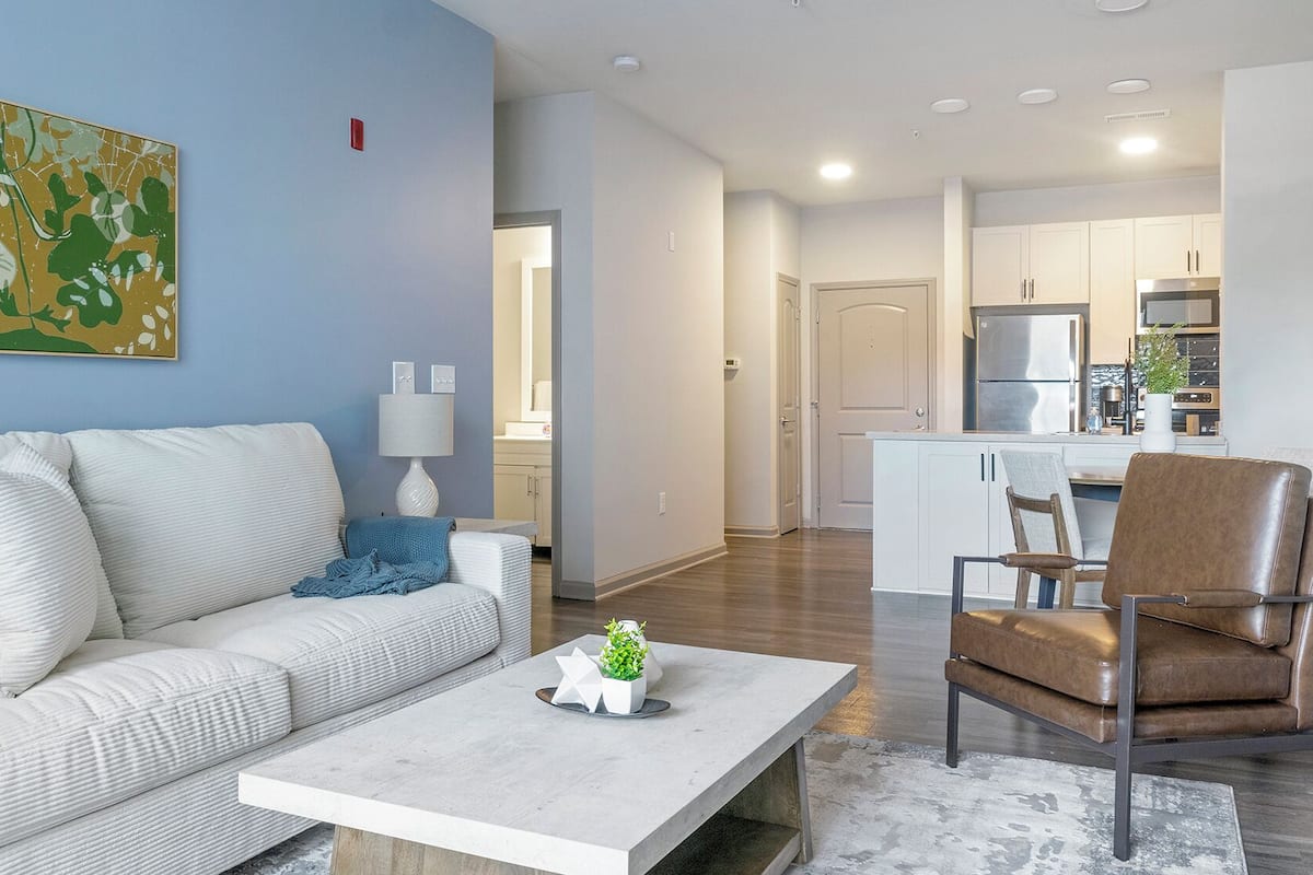 Apartment (1 Bedroom) | Wohnbereich | 50-Zoll-Fernseher mit Digitalempfang