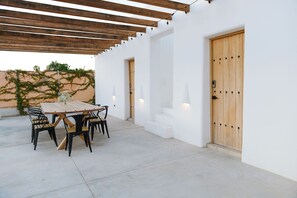 Outdoor dining - Casa Theia, lujo minimalista con alma mediterránea (Todos Santos)
