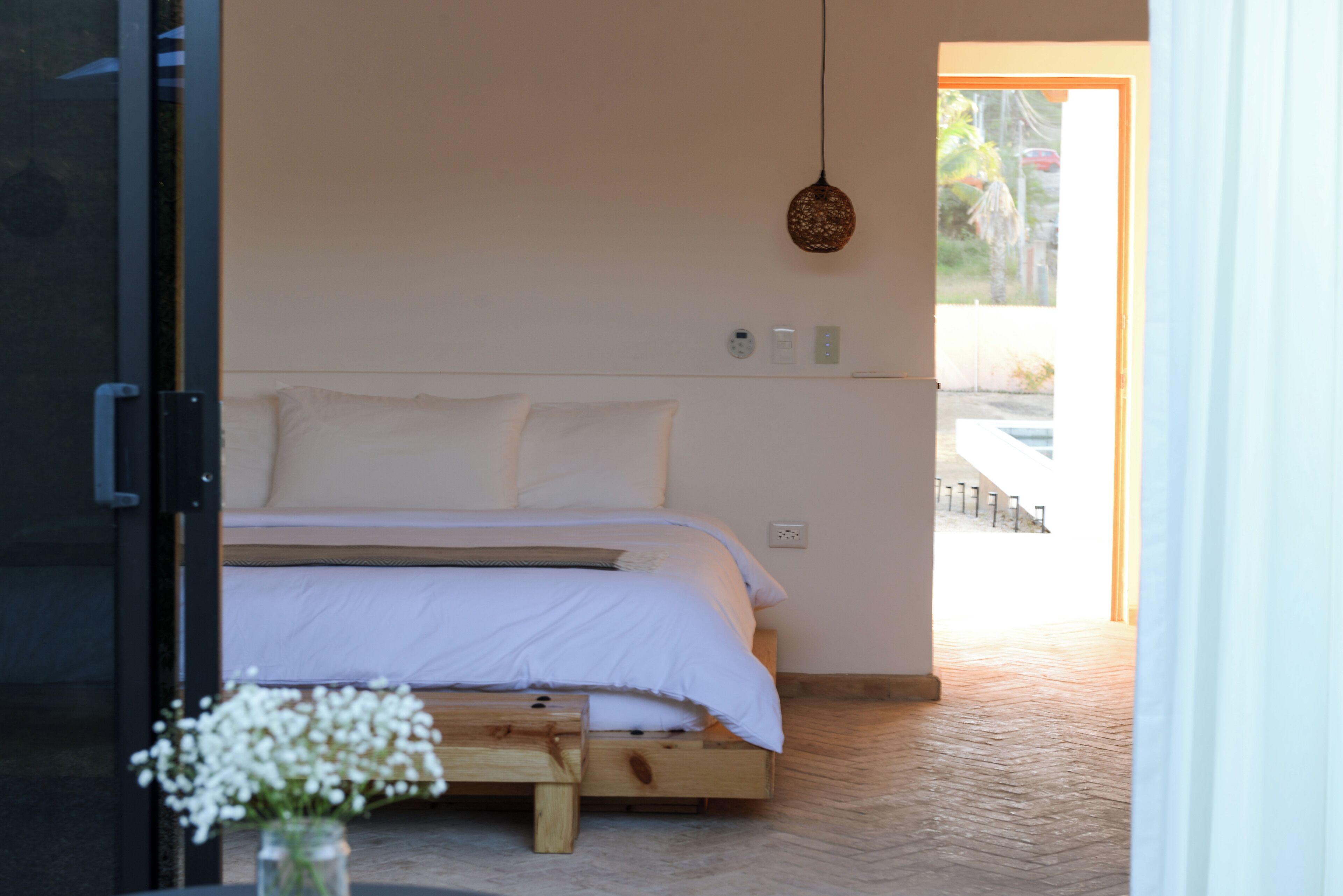 Värdeförvaringsskåp på rummet, skrivbord och strykjärn/strykbräda