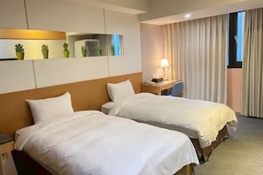 A hotel room with two beds, a desk, a lamp, and a window with curtains. - Ximen Relite Hotel (Taipei)