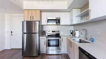 Apartment (1 Bedroom) | Private kitchen | Fridge, microwave, oven, stovetop