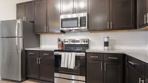 Landing Chic 1bd, Game Room, Gym