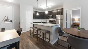 Apartemen (2 Bedrooms) | Dapur pribadi | Lemari es, microwave, oven, dan kompor