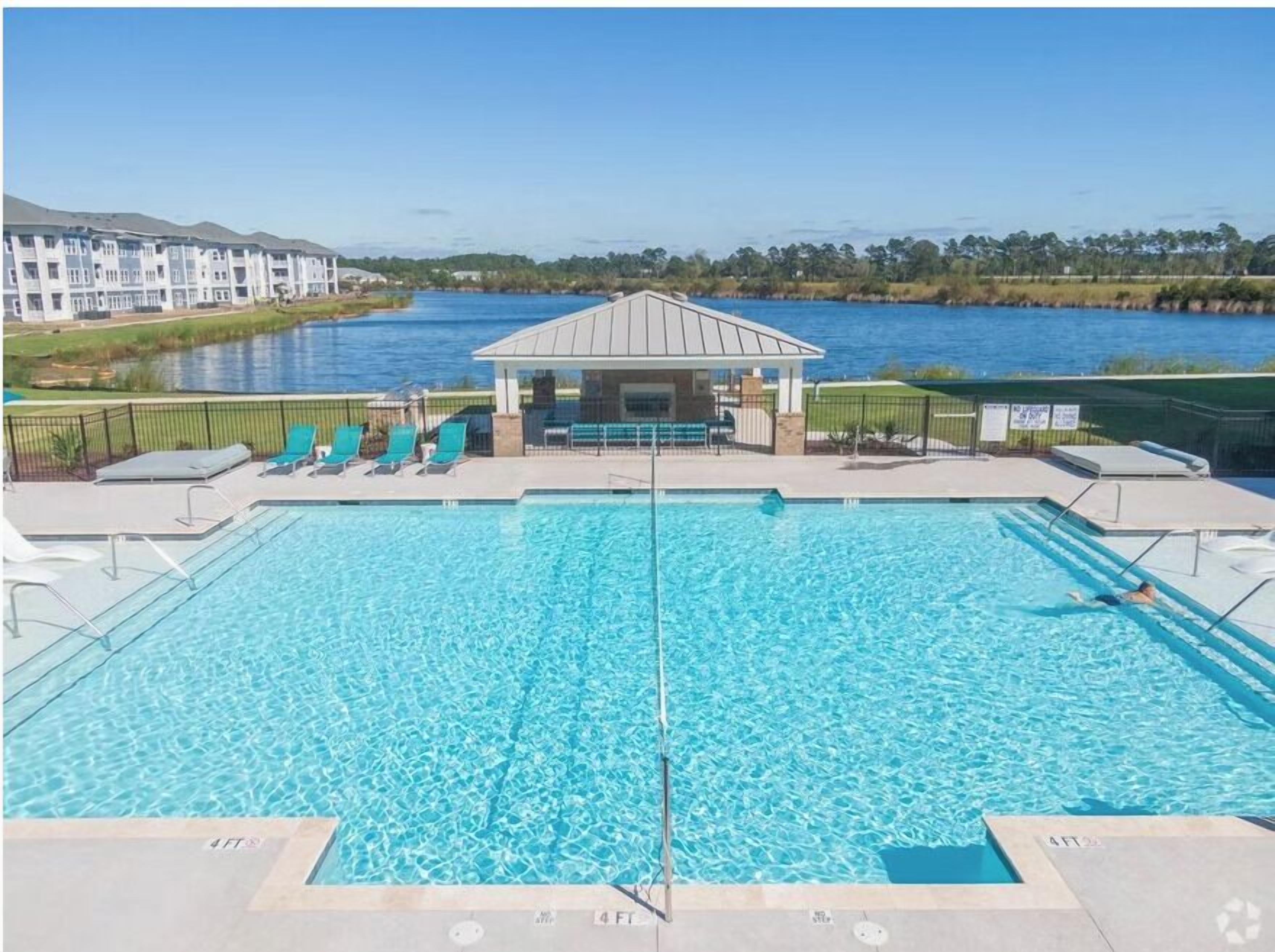 Una piscina al aire libre