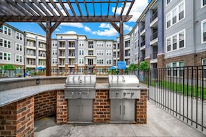 BBQ/picnic Area - Landing Furnished Apartments - Central West End (St. Louis)