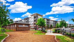 Property grounds - Landing Furnished Apartments - Central West End (St. Louis)