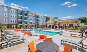 Outdoor pool - Landing Furnished Apartments - Central West End (St. Louis)
