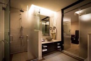 A modern bathroom with a glass shower enclosure, a large mirror, and a decorative vase. - Only Love Motel (New Taipei City)