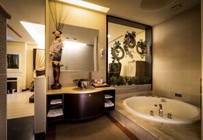 A modern bathroom with a large mirror, a freestanding bathtub, and a vanity with a bowl sink. - Only Love Motel (New Taipei City)