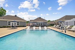 Seasonal outdoor pool, pool loungers - Newell Furnished Apartments by Landing (Charlotte)
