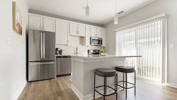 Apartment (1 Bedroom) | Dapur peribadi | Peti sejuk, pembancuh kopi/teh