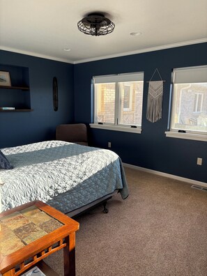 Tabla de planchar con plancha, wifi y ropa de cama 